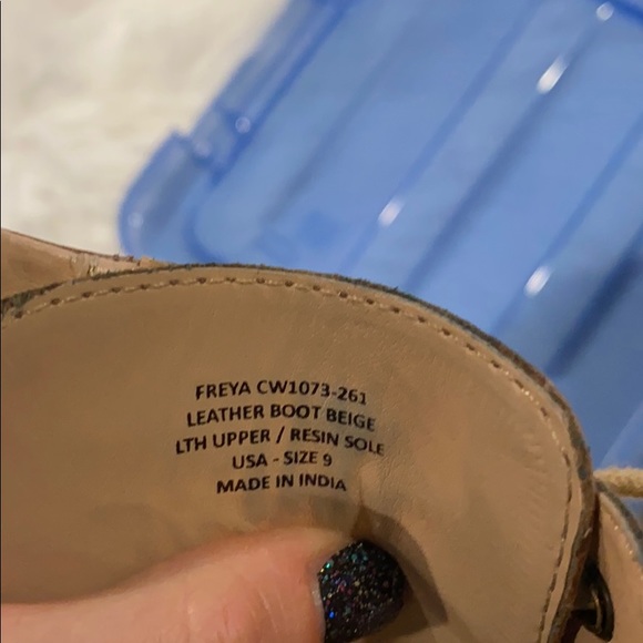 Boots - Picture 3 of 4